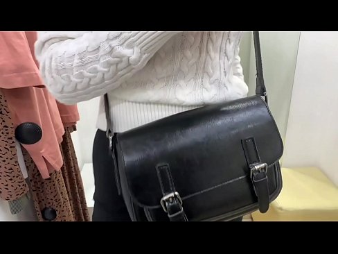 ❤️ Публічна мастурбація молодої сучки FeralBerry фалоімітатором у примірочній ☑ Якісне порно у нас ☑