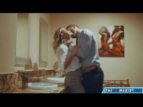 ❤️ Коли грудаста блондинка спокушає вас у громадському туалеті ☑ Якісне порно у нас ☑